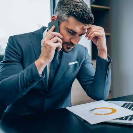 Upadłość – mężczyzna analizuje trudną sytuację finansową w firmie Adwokat upadłość